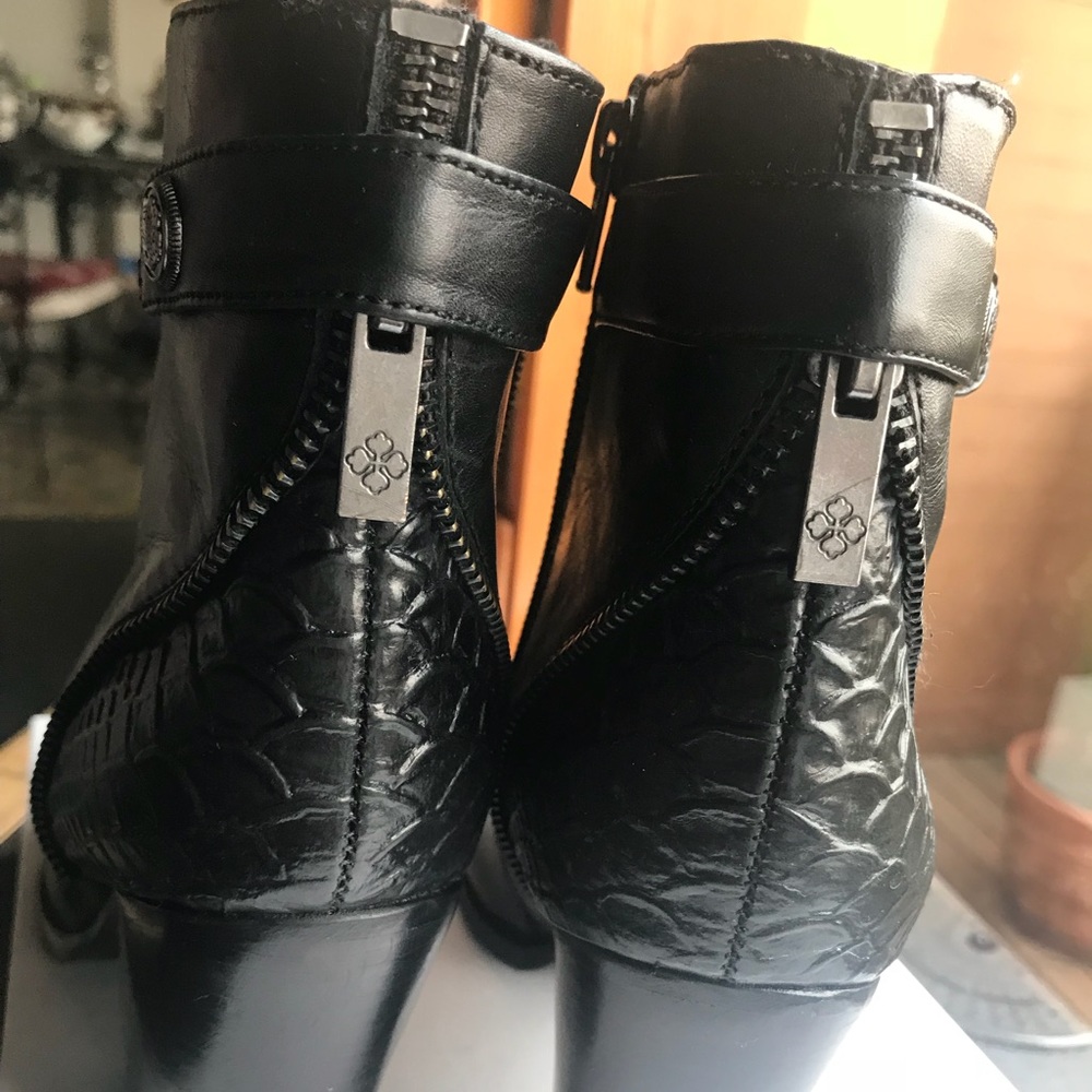 New Arturo Chiang black leather ankle boots